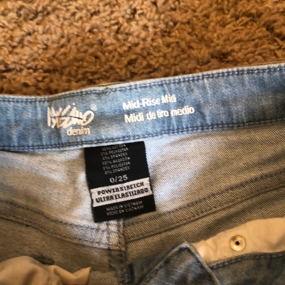 Mid-rise midi denim shorts! - Picture 2 of 3